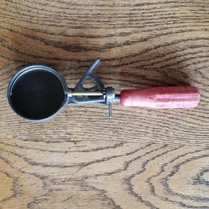 Bakelite? Hard Plastic Cogged Old Ice Cream Scooper